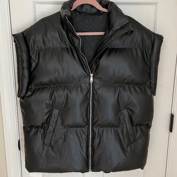 NWT The Frankie Shop Seray Faux Leather Puffer Vest - Picture 1 of 3